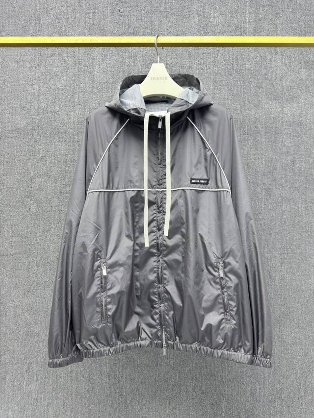 Miu-Z， ,Mi*Miu 25Ss 秋冬新款 梭织连帽长袖外套 订制灰色丝质防风面料 内里同色系网布里布 休闲运动款式设计 弹力松紧带腰围下摆 拉链口袋和门