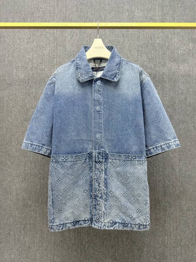 Lv-Z， ,L*Uis Vuitton 经典款 重工工装短袖衬衣 轻微做旧浅蓝色洗水工艺 整体呈现笔直利落剪裁 细节Dna方领增添休闲感 Monogram压纹