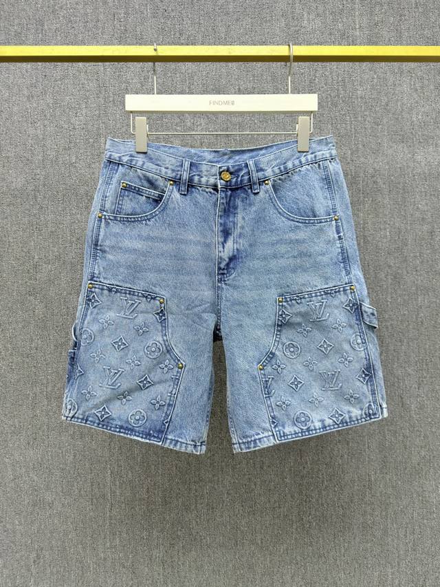 Lv-Z， ,L*Uis Vuitton 经典款 重工牛仔工装短裤 定位裁片拼接设计 轻微做旧浅蓝色洗水 经典Monogram元素点缀 锤子固定环呈现L和V字形