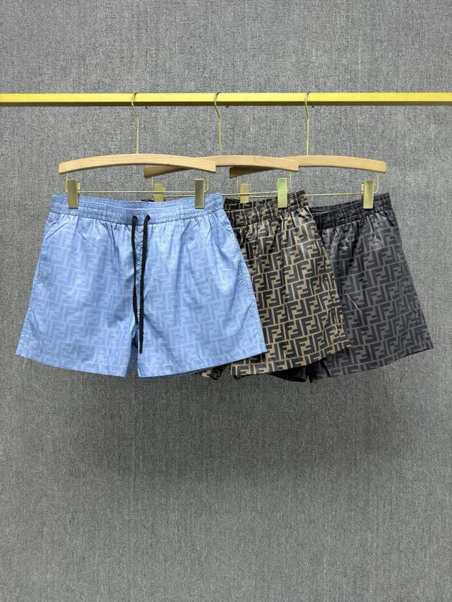 Fd-W， ,F*Ndi 25Ss夏季新品 游泳短裤黑色高科技布料短裤 配备松紧腰带和抽绳。高科技布料材质，全幅黑色和灰色Ff图案。 材质：100%涤纶，内衬：