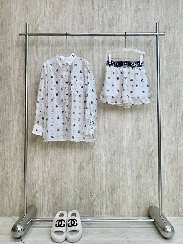 爆款现货 原单品质 Chane*｜ 25春夏新品衬衫防晒套装！ 高端定制外套，搭配松紧腰短裤 极简主义风法式优雅的慵懒风， 休闲又时髦！ 立体剪裁版版型可甜可盐