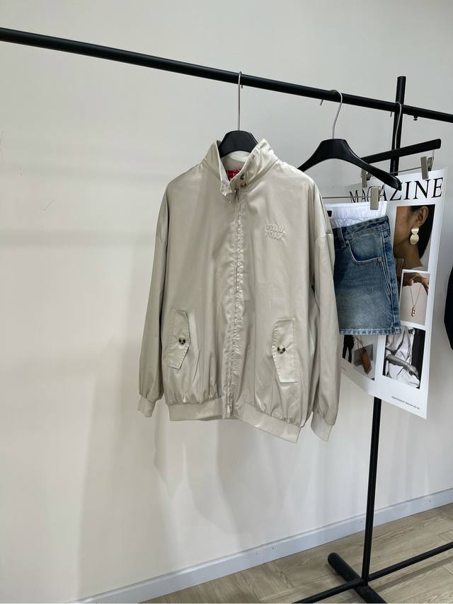 M杏色红格拉链中长夹克 ，面料：棉+聚酯纤维 颜色：杏色 Miu25系列新款 定制面料内里拼接撞色格纹 中长款高领金属拉链外套出货 时髦必备单品 打破传统外套刻