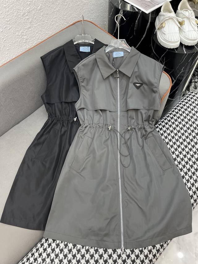 Prad* 25Ss新款翻领无袖连衣裙经典三角标装饰 时尚大方 两色三码Sml