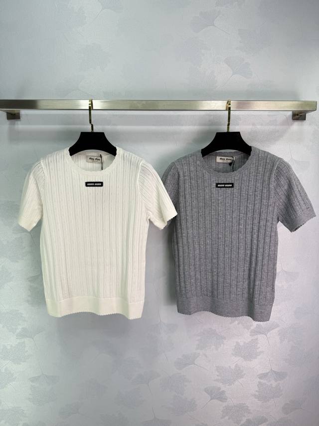 Miu*25春夏新品！针织上衣 减龄且时尚，超级百搭！字母Logo设计，绣饰奢华又高级。经典圆领修身版型百搭不挑人时髦又高级！ 2色3码Sml。T226B