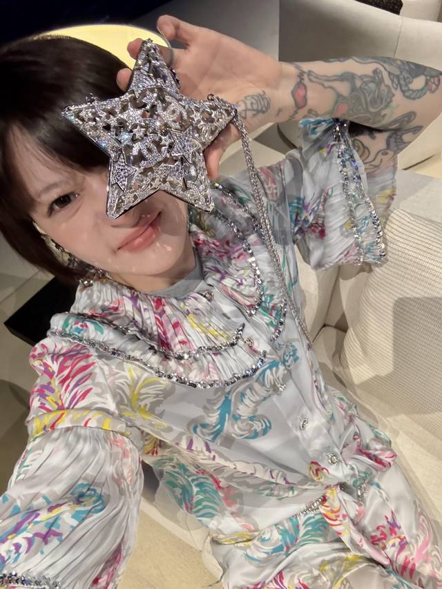 Chane* 25Ss春夏新款 超爱最漂亮的印花真丝褶皱领中袖上衣丨独家Yb开发！高版出品！重磅真丝印花面料，用料超大，定制双C超美钻扣，特色的领子和手袖，都是