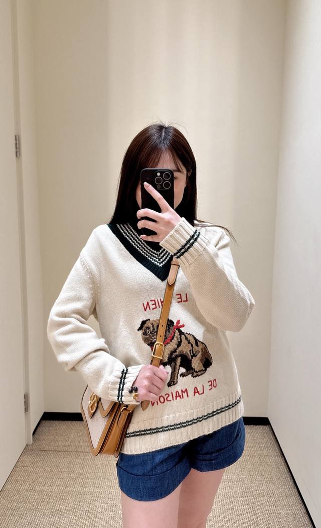 Valenti*O 25Fw秋冬新款 巴哥刺绣V领条纹拼色针织衫丨独家高版出品！米白色配绿边，超可爱的小狗图案，针织面料舒服保暖，版型很好看，适合秋冬穿搭。做工