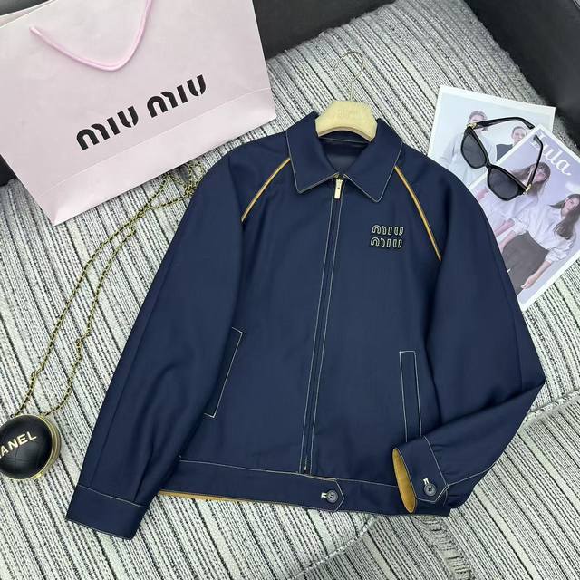 强烈推荐 25年早秋系列 Miu*新款拼撞鹿皮绒条设计翻领夹克外套 字母贴布绣点缀 Sml