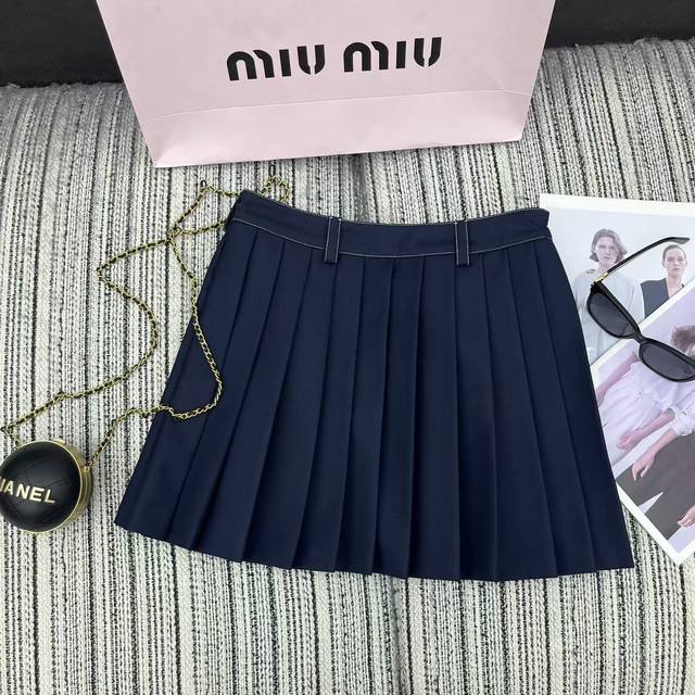 强烈推荐 25年早秋系列 Miu*新款撞色线设计压折短半裙 字母贴布绣点缀 Sml