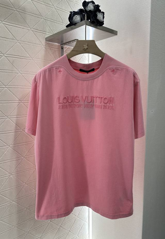 Louis Vuitto*2025新品上架 水洗刺绣字母破洞 定制Yb原生全棉材质 透气舒适 质感十足 廓形Oversized宽松T恤裁剪 凸显品牌格调 采用克