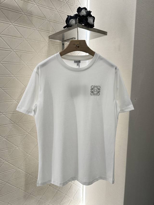 Loew*2025新品上架 订珠图腾 定制Yb丝光全棉材质 透气舒适 质感十足 宽松短袖T恤裁剪 凸显品牌格调 采用克重纯棉制成 垂坠感十足 呈现显瘦视觉效果