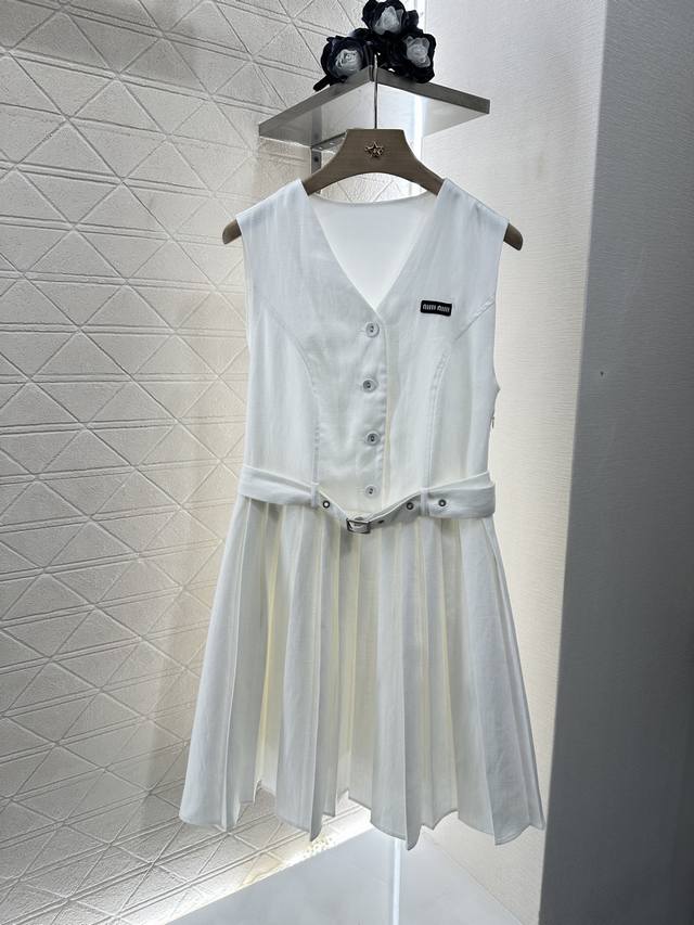 Miumi*2025新品上架 腰带压褶背心裙 定制Yb进口亚麻材质 肌理明显 透气养肤 腰带背心裙剪裁 通体素色利用剪裁和细节提升精致度 V领纽扣半开衩设计调节