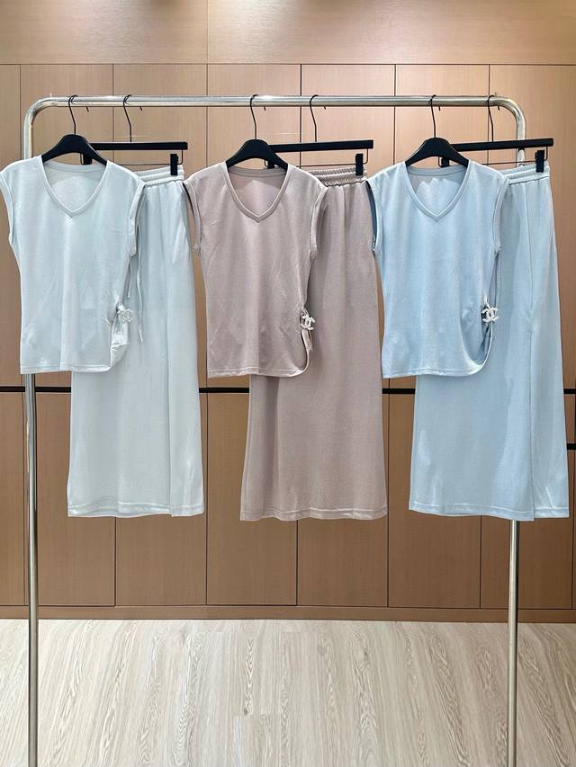 Chane*银丝醋酸套装｜双C钻扣点缀，解锁高定氛围感 当醋酸面料的流光邂逅褶皱工艺，轻盈垂坠勾勒出流动的曲线美学，每一步都是法式慵懒与摩登气场的碰撞。对称短袖