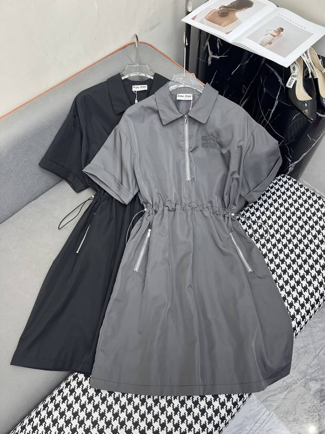 Miumi* 25Ss新款连衣裙 字母绣花装饰 抽绳束腰设计 高品质 两色三码Smla807