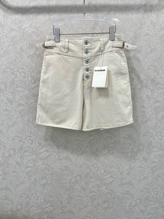 Jil Sande*25新款新款工装牛仔短裤。原版开发！高版出品！延续品牌风格后口袋Jil装饰 重工艺洗水面料柔软舒适 触感细腻 上身毫无束缚感侧边调节扣剪裁完