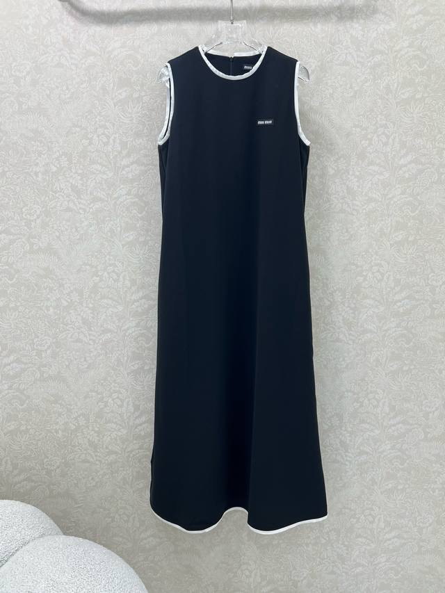 Miumi*25新款圆领拼接背心长裙 通体素色配合领口袖口下摆拼接白色包边设计 增添造型层次感 胸前点缀标志性字母徽标装饰 彰显品牌调性 单侧裙摆开衩处理 走动
