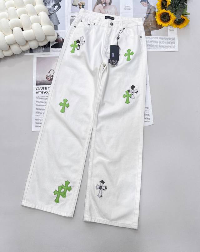 Chrome Hearts2025新品白色克罗*双色皮标牛仔长裤，白色赛络纺面料，裁片机车十字架皮标，区别往年的皮标十字架颜色，酵石磨漂定制五金！四季款，三标齐
