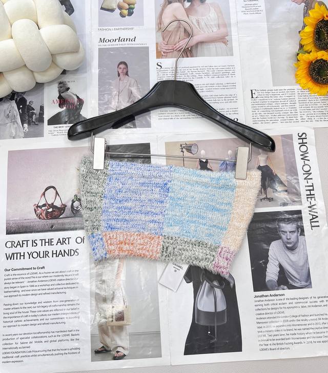 Chanel2025新款Logo纽扣撞色针织抹胸，定制Yb全棉纱线织造 细腻肌理 柔软舒适 平口抹胸裁剪 胸衣式短款清爽不失性感 配合弹力十足的钩织面料 让版型