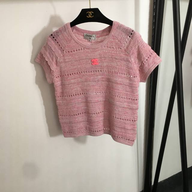 款号20253622 Chane*新款 小香植绒Logo镂空短袖针织衫，粉色，灰色，36 38 40， 36码；胸围90，袖长21，长50