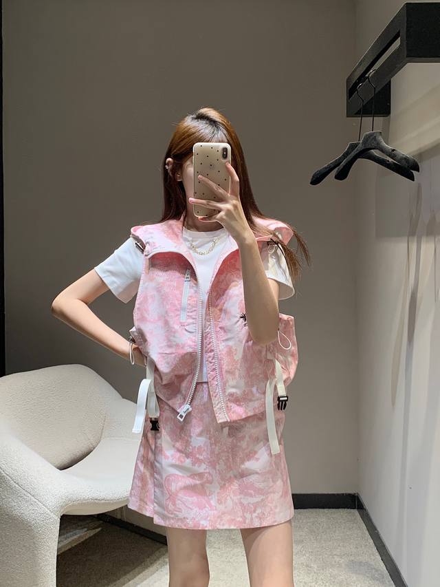 马甲 半裙 Dio* 25Ss春夏新品 提花冲锋马甲+半裙套装丨独家高版出品！进口提花冲锋材质 挺括有型 质感十足 连帽马甲裁剪 通体以大面积动植物自然元素图案