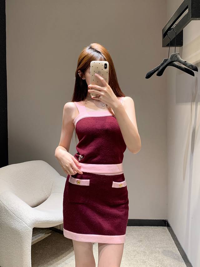 吊带 半裙 Chane*25Ss春夏新款 撞色针织吊带+短裙套装丨独家高版出品！通体细密钩织纹理设计 胸前肩带和下摆轮廓包边与大身颜色相异 形成撞色层次感 腰间