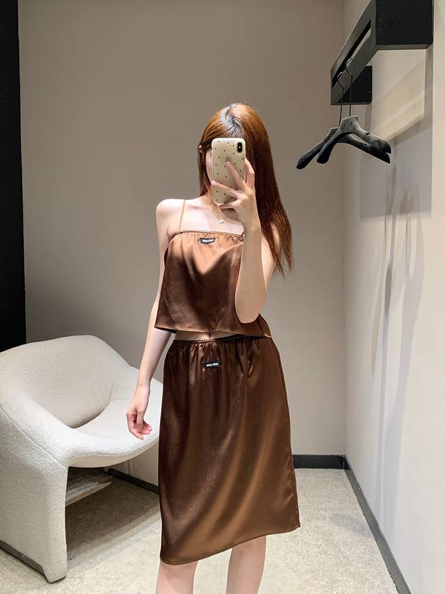 吊带 半裙 Miumi* 25Ss春夏新款 缎面吊带背心半裙套装丨独家Yb开发！高版出品！丝滑柔顺缎面面料 饰有品牌标识刺绣徽标 适合夏日穿搭 可单穿可内搭 一