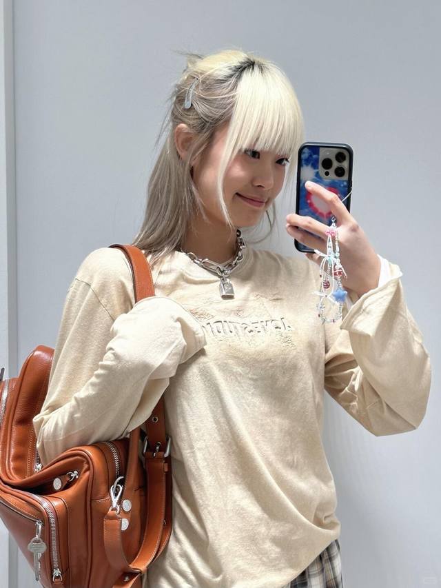 Acne Studio* 25Ss春夏新款 浮雕纹理复古印花沙米色长袖T恤丨独家Yb开发！高版出品！沙米色调的竹节棉T恤，以浮雕纹理印花呈现复古质感。独特的做旧