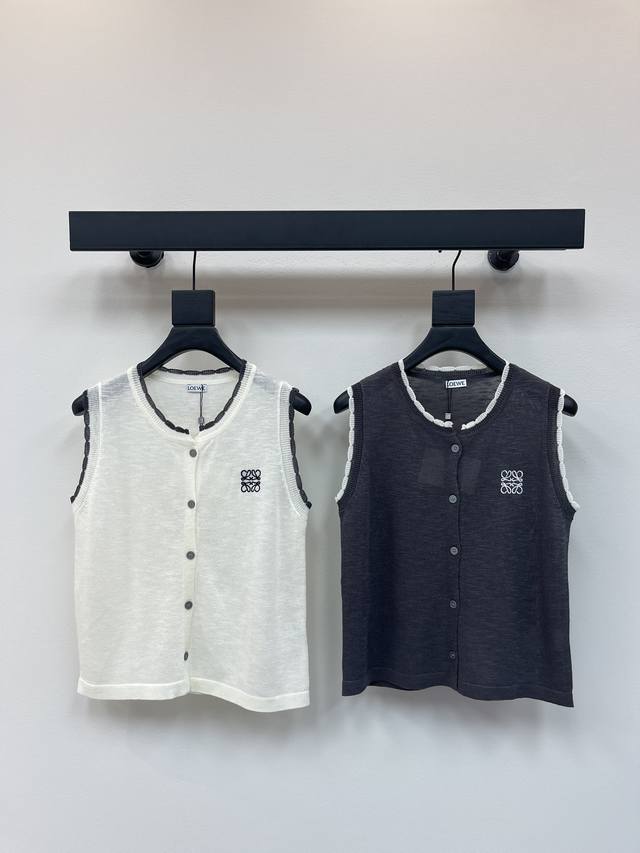 Loew*25新款圆领撞色针织背心马甲！定制Yb进口针织材质 舒适软糯 穿搭洋气 饰以开襟纽扣调节设计 增添造型层次感 胸前点缀标志性字母刺绣徽标装饰 彰显品牌