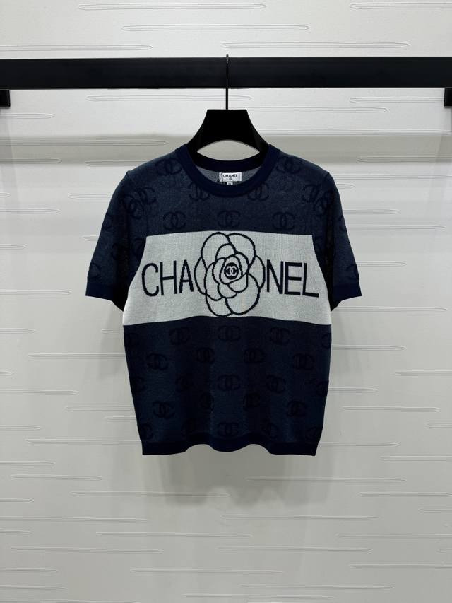 上新原单高端品质 Chane* 2025春夏最新系列！双C徽标针织短袖！定制进口丝毛材质 质感高级 针织圆领短袖剪裁 通体字母双C徽标图案胸前山茶花字母徽标元素