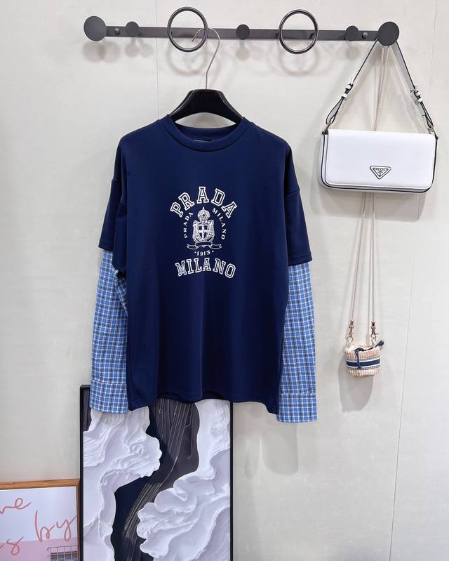 Prada25Ss早秋新款格纹拼接假两件长袖T恤衫丨独家高版出品！采用高品质工艺 细节美到爆由内至外的必备单品~~凭借精妙的剪裁线条构造版型 轻松成为搭配神器