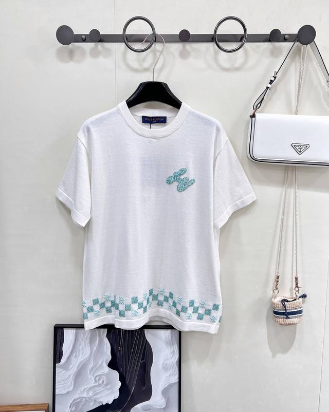 Louis Vuitton 25Ss新款超重工珠片串珠针织短袖T恤 舒适与时尚的完美结合，一穿上就能感受到满满的舒适感，重工串珠圆领T恤，胸前的字母Logo串珠