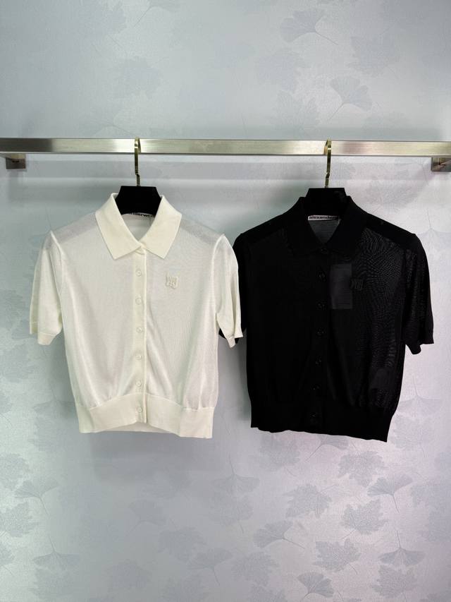 大王Alexander Wang短款针织开衫，黑白两色可选，精致Polo领设计，胸前小Logo刺绣，面料舒适透气。S M L码都有，适合夏季穿着。T226B