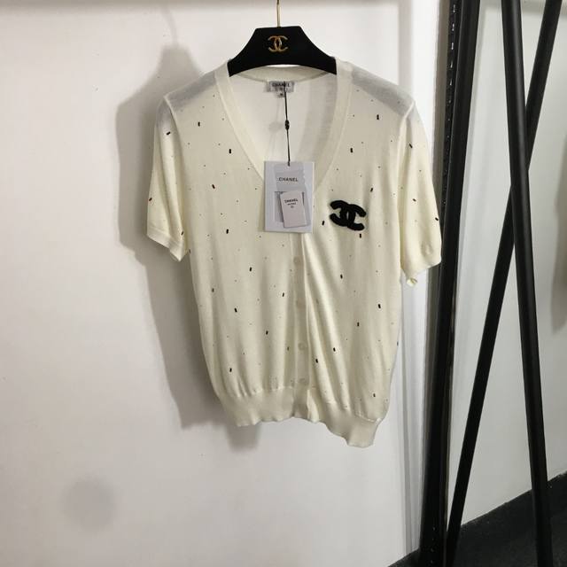 款号20253602 Chane*新款 小香Logo刺绣V领烫钻短袖针织开衫，米白色，黑色，36 38 40， 36码；肩宽37，胸围96，袖长21，长59
