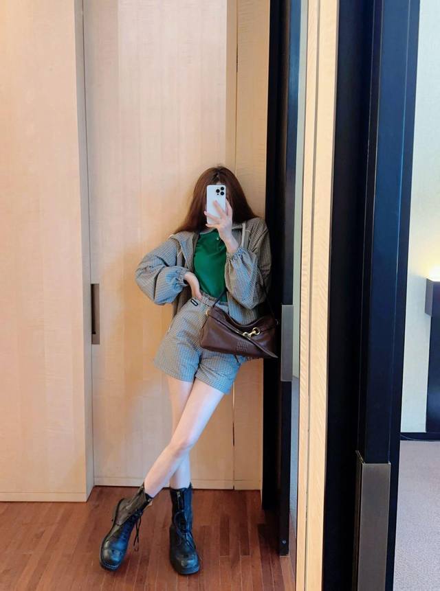 Miumi* 25Ss春夏新款 复古格纹花束腰压褶短裤丨独家Yb开发！高版出品！腰间刺绣字母Logo标签低调奢华，定制纯棉材质柔软细腻质感超赞。经典版型上身巨显