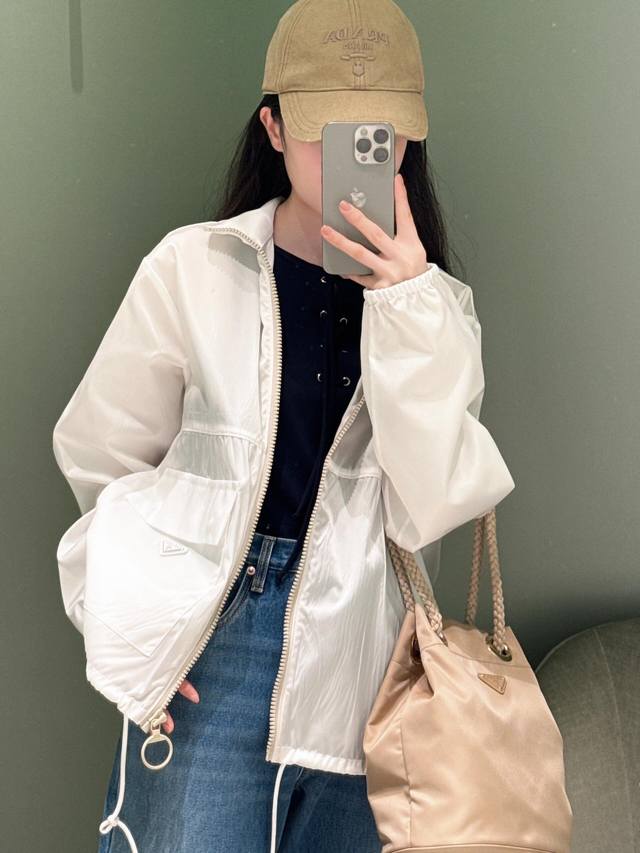 Prad* 25Ss春夏新款 胶囊系列再生尼龙拉链夹克防晒外套丨独家Yb开发！高版出品！经典短款宽松版型下摆抽绳可调节设计。可甜可盐减龄时髦又帅气！进口再生尼龙