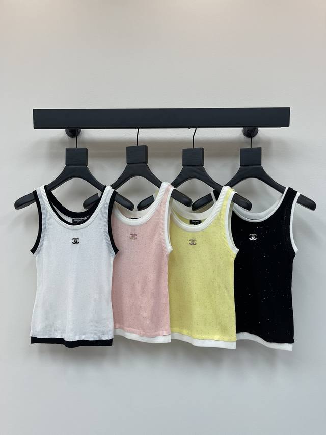 Chane*25新款小香撞色针织背心。重工细闪珠片工艺。包边工艺勾勒利落剪裁，胸前Logo香奈儿双C定制徽章低调致敬大牌美学。前幅采用微弹垂坠面料，巧妙修饰身形