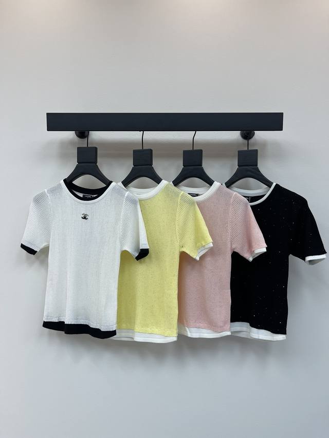 Chane*25新款小香撞色针织短袖。重工细闪珠片工艺。包边工艺勾勒利落剪裁，胸前Logo香奈儿双C定制徽章低调致敬大牌美学。前幅采用微弹垂坠面料，巧妙修饰身形