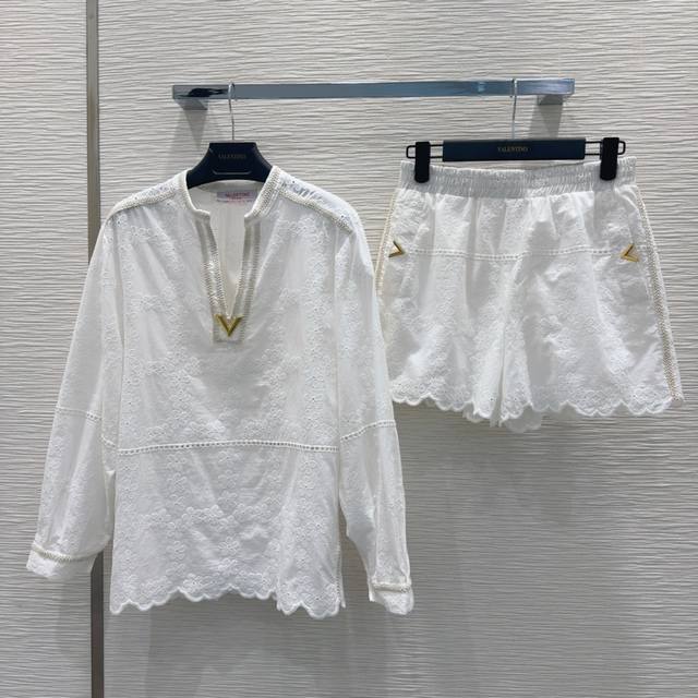 Valentin* 2025Ss新款 一眼爱上的轻奢高定 套装出品 非常高级的进口高密度水溶花质地 仔细看细节 上身非常酷 干净有品 提气质~~完全按照高定成衣