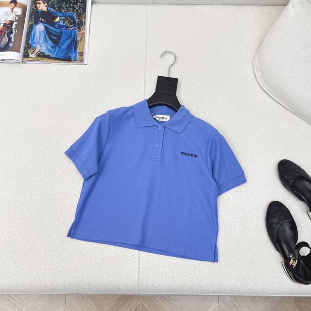 减龄学院风 Miu 25Ss 刺绣最新款Logo刺绣翻领上衣 学院风必入 夏日必备减龄神器 闺蜜装轻松解锁 比普通的Polo衫还多了几分俏皮感 学院风标配又不失