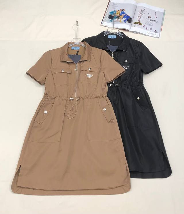 Pr141 2025夏季新款连衣裙，拉链翻领中裙，口袋缝制三角标，腰围抽绳收腰设计，2侧插口袋休闲时尚大方2色Sml