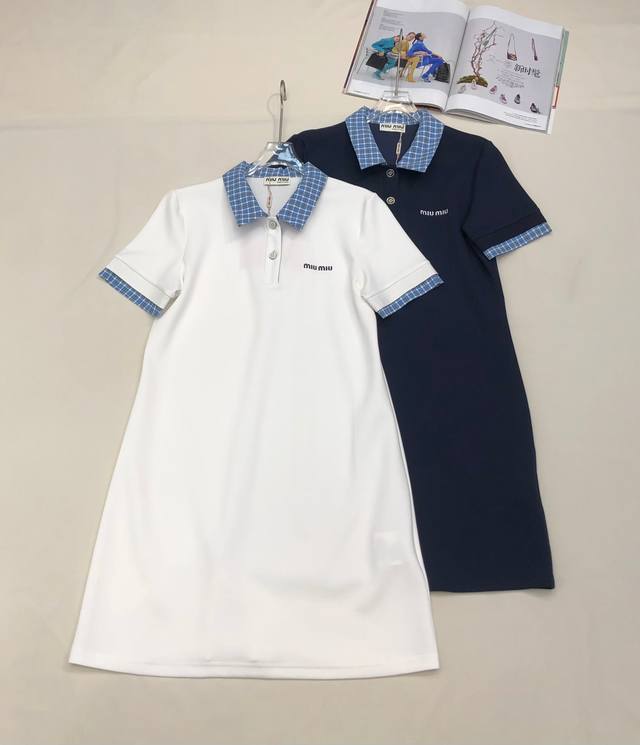 Miumiu 2025夏季新款连衣裙，翻领袖子格纹拼接设计，胸前刺绣Logo，休闲运动风，版型收腰显瘦，2色Sml