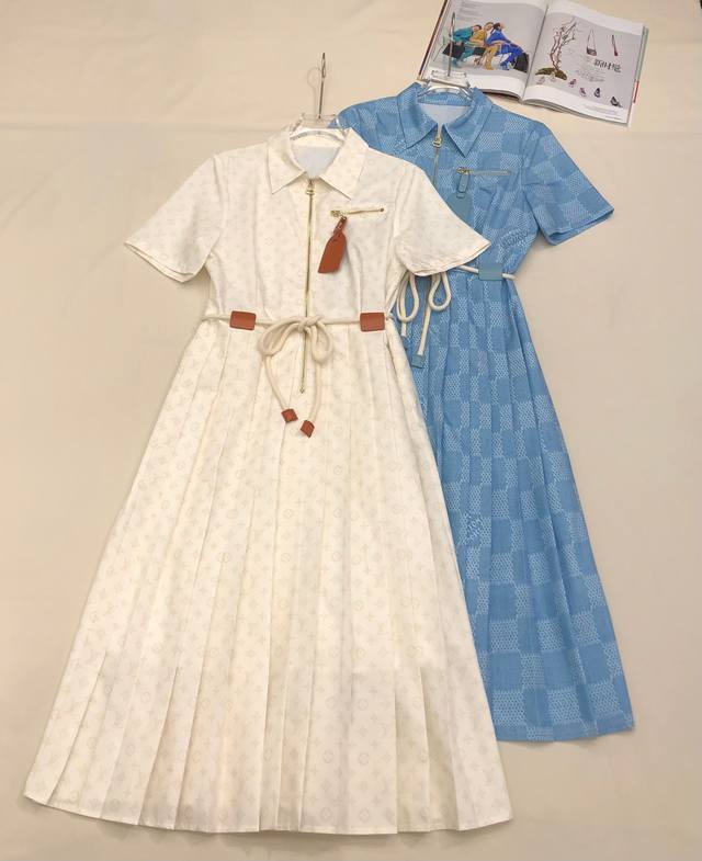 Louis Vuitto* 25Ss新款翻领连衣裙 下摆压褶设计 新图案印花面料 高品质 两色三码Sml