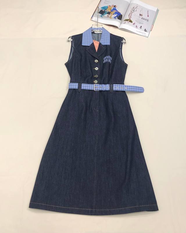 Miumiu * 25Ss新款牛仔无袖连衣裙 拼格子装饰 简约大方 上身版型巨好看 单色三码Sml