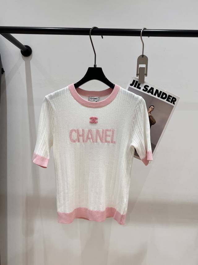 Chane* 2025夏季新款针织短袖，配色真的好好看，白色搭配樱花粉，好干净好清新，面料柔软透气，胸前搭配立体丝绒双C图标，质感极强Sml