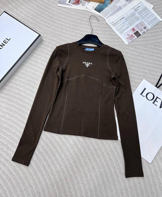Prada24Fw早秋新款字母徽标修身款长袖T恤丨独家高版出品！100%全棉面料，舒适亲肤胸前鲜明的标志性徽标印花，引人注目简约设计，各种身材轻松驾驭无论是内穿