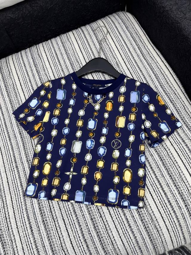 爆款现货 原单品质 Lv*｜2025新品圆领印花 高腰短版型 定制Yb全棉材质 透气舒适 质感十足 凸显品牌格调 采用克重纯棉制成 略带有弹力 呈现显瘦视觉效果