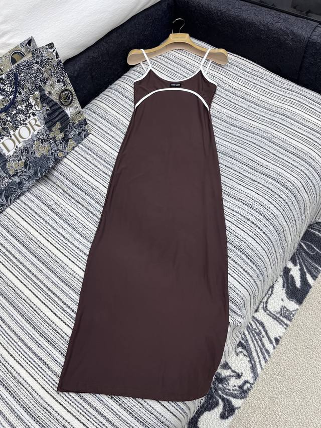 爆款现货 原版定制 Miu Mi*｜25春夏经典贴布绣撞色吊带裙 订制高品质面料 质感亲肤细腻舒适 极具魅力的设计感，高端大气 经典色系充满满满的秋冬气息 减龄