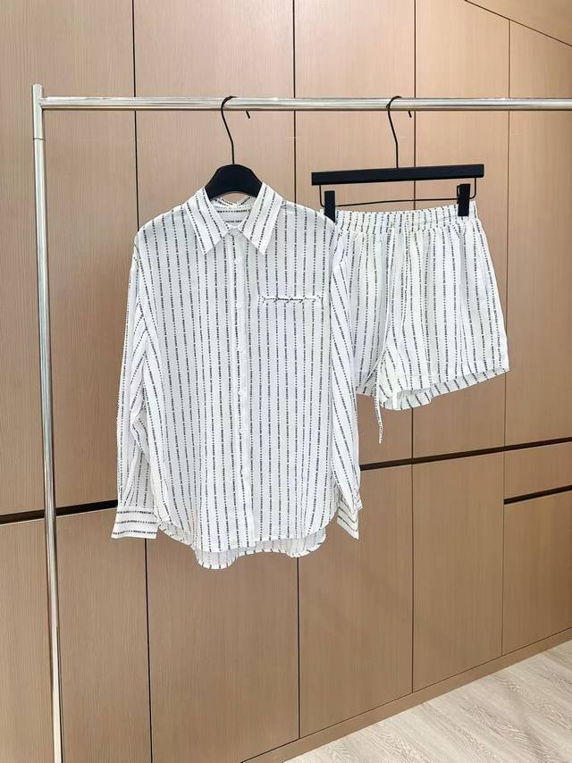 爆款现货 原单品质 小众｜25新品衬衫套装！ 定制翻领衬衫 搭配松紧抽绳短裤， 极简主义风法式优雅的慵懒风， 休闲又时髦！ 立体剪裁版版型可甜可盐减龄少女风。