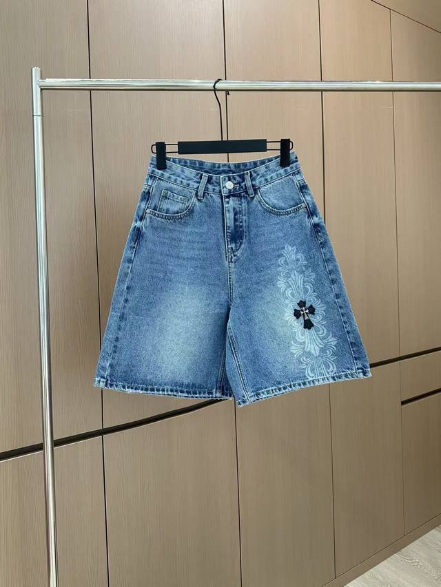 爆款现货 原单品质 设计师*｜经典贴布五分牛仔裤 夏天必须得安排一条中裤，休闲范儿十足，大多数都能驾驭，遮肉显瘦 毫不费力让人时髦起来的单品 不管搭宽松T还是修
