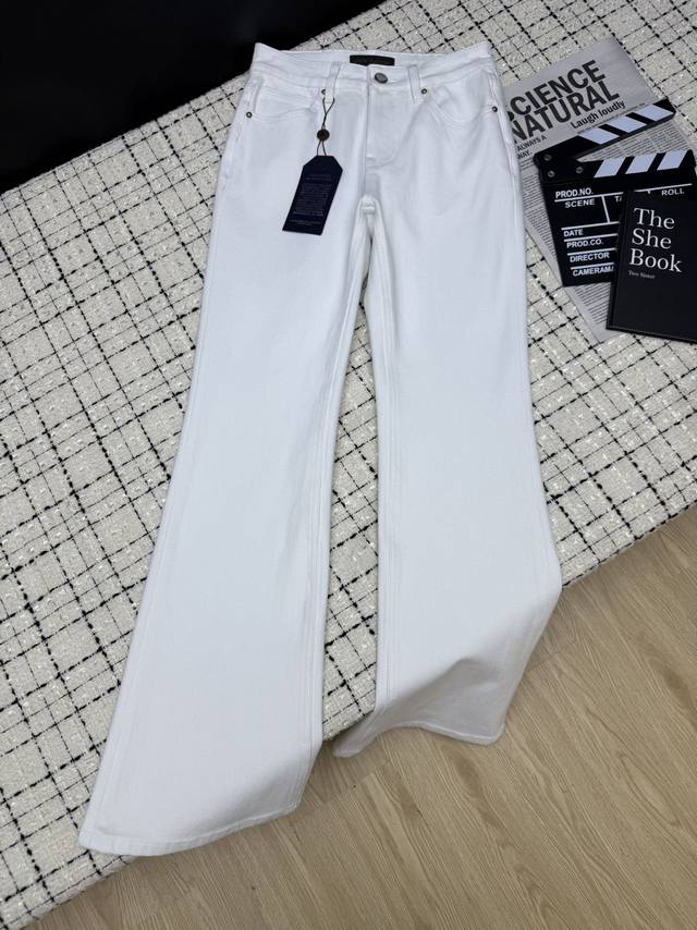 25春夏新款 后袋亮片设计微喇牛仔裤 微喇的版型真的巨好穿 无疑就是显瘦显高的神仙裤子 拉长双腿非常明显 面料是进口的弹性牛仔棉 人手必备神裤 三色26-27-