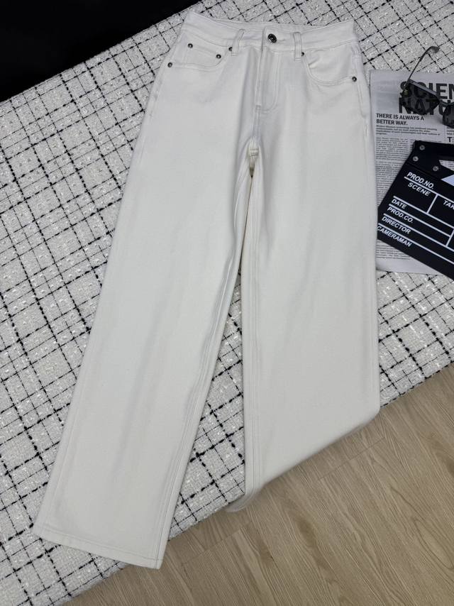 显高神裤 后袋蓝色战马印花直筒九分牛仔裤 巨巨显高 所有的上衣都可以搭配 赶时间和通勤党最常用的百搭单品 长度到脚踝部份 露出最瘦的脚踝部份 特别藏肉 是很抗造
